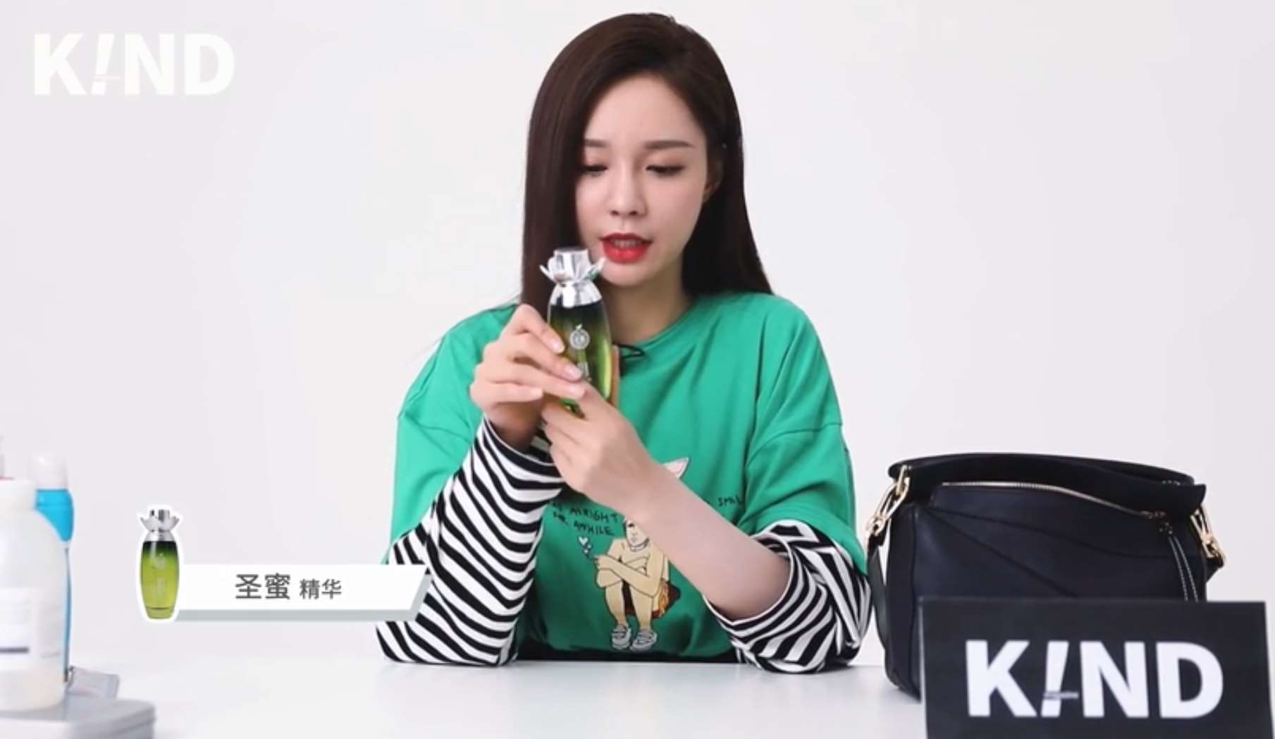 沈夢(mèng)辰翻包啦~戀愛(ài)中的女人平時(shí)怎么保養(yǎng)自己的呢~